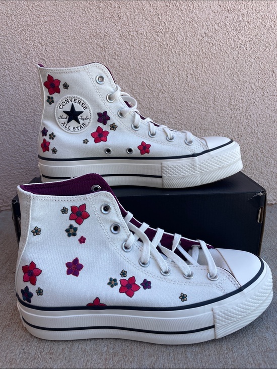 Converse Shoes - NEW Converse Chuck Taylor All Star Lift Platform Embroidered Flowers - size 8